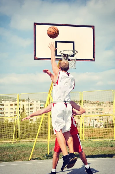 Twee basketbalspelers op de rechtbank — Stockfoto