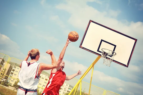 Dos jugadores de baloncesto en la cancha — Foto de Stock