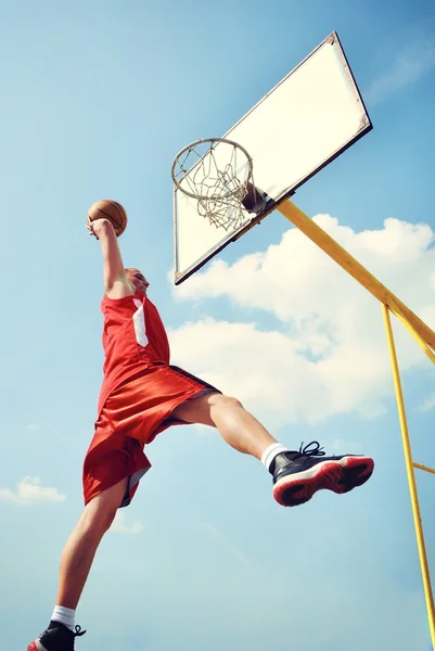 Jugador de baloncesto en acción volando alto y anotando —  Fotos de Stock