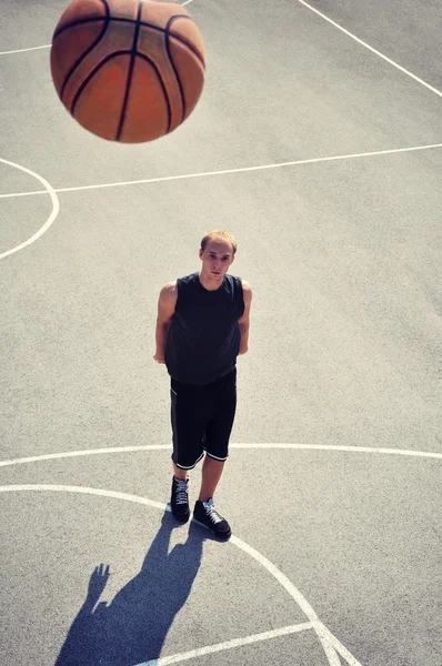 Jugador de baloncesto en la cancha de tiro de la pelota — Foto de Stock