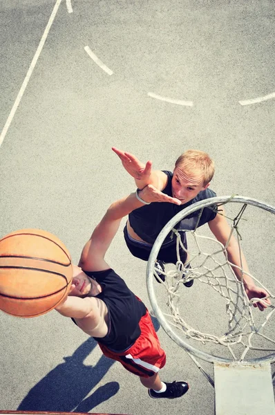 Dos jugadores de baloncesto en la cancha — Foto de Stock