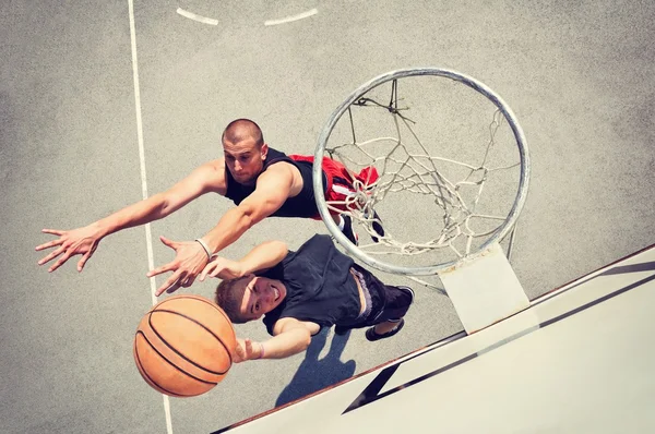 Dva basketbalové hráče na hřišti — Stock fotografie