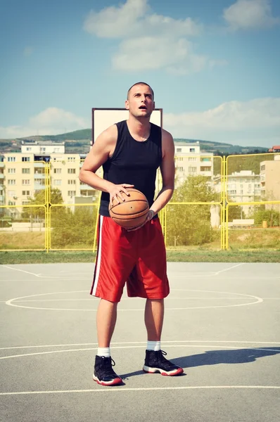 Basket spelaren koncentrat och förbereder för att skjuta — Stockfoto