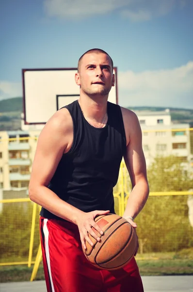 Jogador de basquete concentrado e se preparando para atirar — Fotografia de Stock