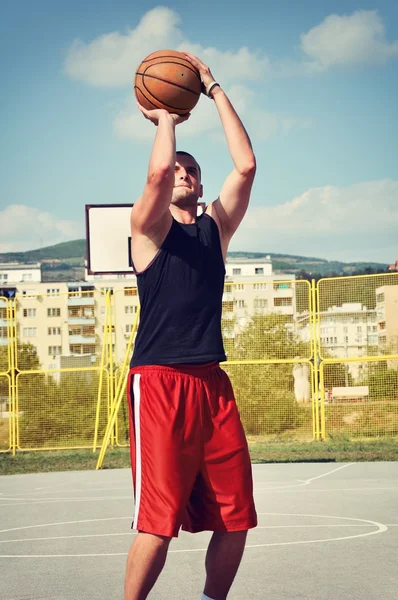 Jogador de basquete concentrado e se preparando para atirar — Fotografia de Stock