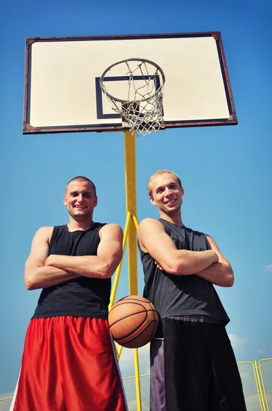 Two basketball players smiling on the court — Stock Photo, Image