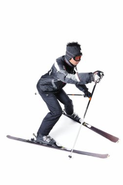 Tam ekipmanla beyaz bir arka plan üzerinde kayak bir erkek kayakçı