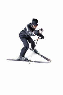 Tam ekipmanla beyaz bir arka plan üzerinde kayak bir erkek kayakçı