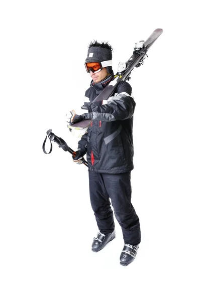 Um esquiador masculino mostrando como transportar equipamento completo — Fotografia de Stock