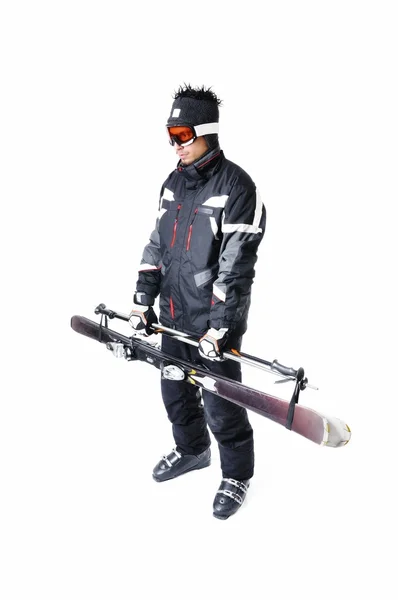 Ein männlicher Skifahrer zeigt, wie man volle Ausrüstung trägt — Stockfoto