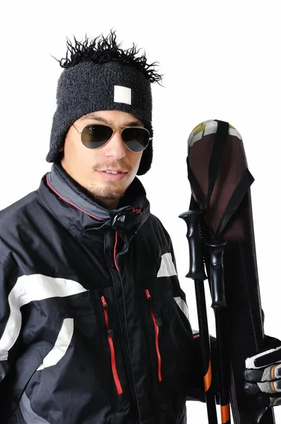 Um esquiador do sexo masculino posando com equipamento completo em um fundo branco — Fotografia de Stock