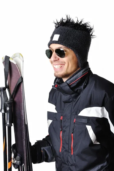 Ein männlicher Skifahrer posiert mit voller Ausrüstung auf weißem Hintergrund — Stockfoto