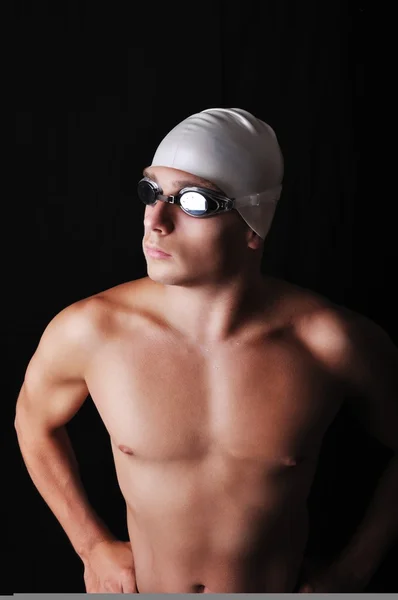 Nuotatore maschio muscolare isolato su nero — Foto Stock