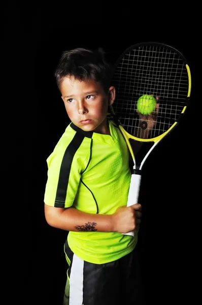 テニス用品のハンサムな男の子の肖像画 — ストック写真