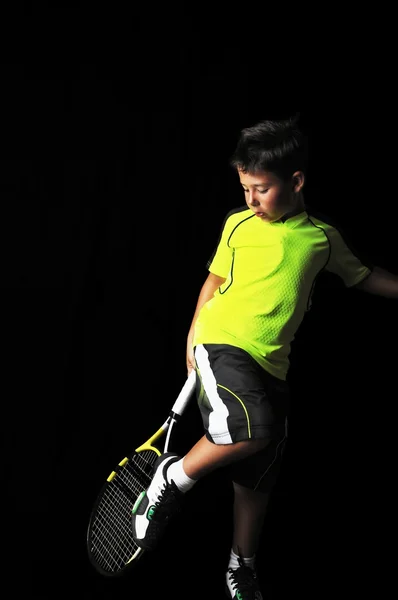 Chico guapo posando con equipo de tenis limpiando zapatillas —  Fotos de Stock