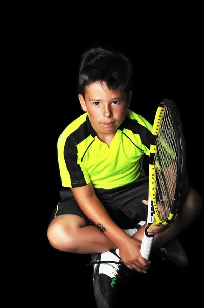 Портрет красивого хлопчика з тенісним обладнанням — стокове фото