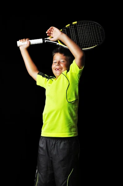 Knappe jongen met tennis apparatuur vieren — Stockfoto