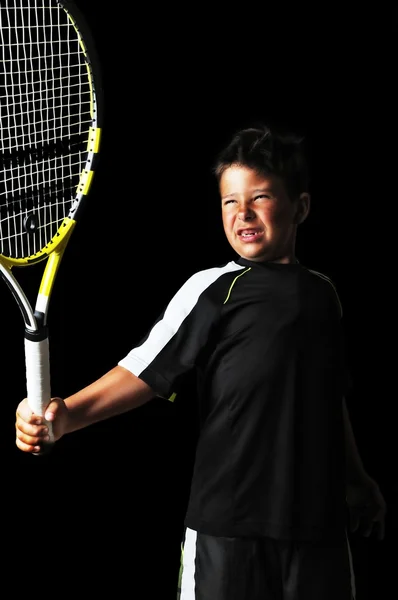 Hezký kluk s tenis zařízení hraje bekhend — Stock fotografie