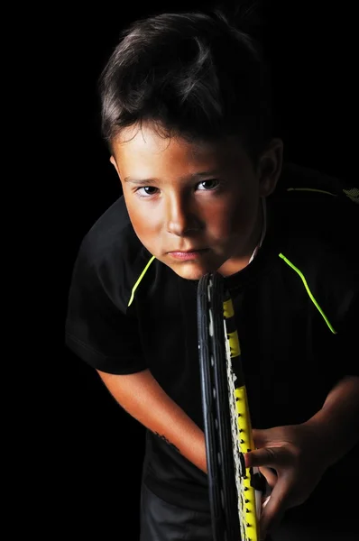 英俊的男孩，与网球设备的肖像 — 图库照片