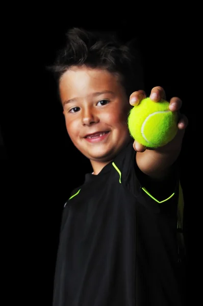 Porträtt av stilig pojke med tennisboll — Stockfoto