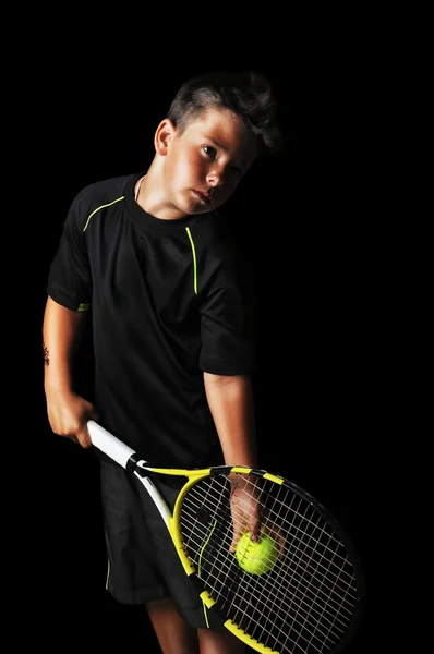 Chico guapo con equipo de tenis preparándose para servir — Foto de Stock