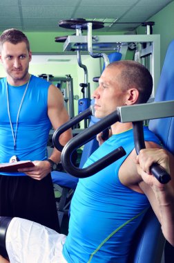 kişisel fitness eğitmeni ile spor salonunda sporcu adam