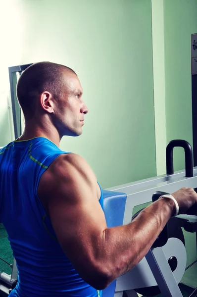 Muskulös man tränar i gym — Stockfoto