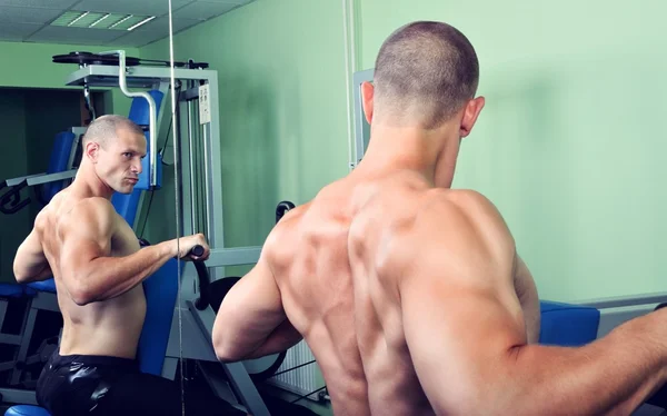 Muskulös man tränar i gym — Stockfoto