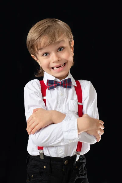 Menino pré-escolar adorável, bem vestido, posando. — Fotografia de Stock