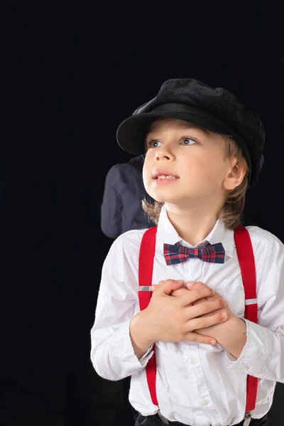 Adorable petit garçon d'âge préscolaire, joliment habillé, posant. Images De Stock Libres De Droits