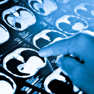 chica de traje de bruja de Halloween