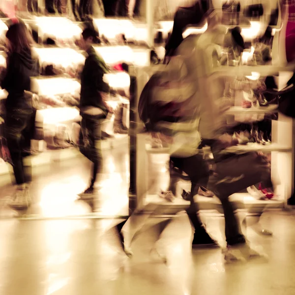 Multitud de tiendas en la tienda de zapatos del mercado — Foto de Stock