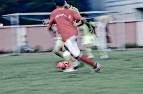 Atleta jogar futebol futebol esporte jogo — Fotografia de Stock