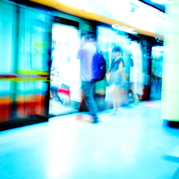 Tren hareket metro platformda — Stok fotoğraf