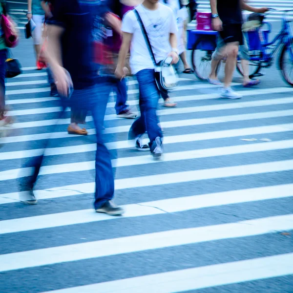 Chodzenie po ulicy duże miasta — Zdjęcie stockowe