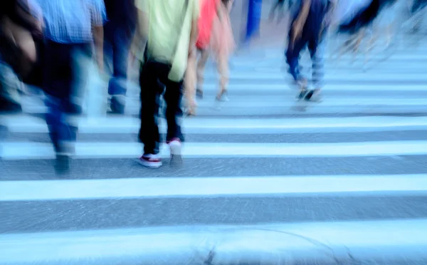 Wandelen op grote stad straat — Stockfoto