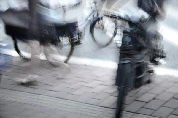 Op motor fiets en fiets op grote stad straat, — Stockfoto