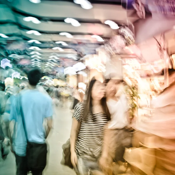 Město na obchodní pěší ulice rozmazání pohybu — Stock fotografie