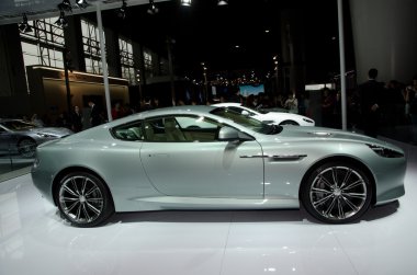 Aston martin Virage'a spor araba ekranda
