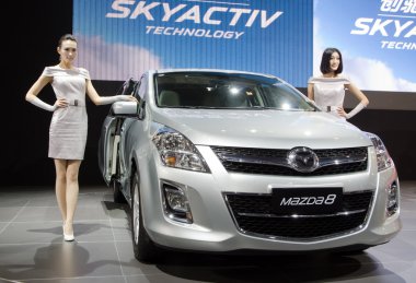 Tanımlanamayan model mazda 8 araba ile