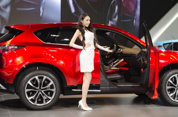 Modelo no identificado con Mazda minagi concept car — Foto de Stock