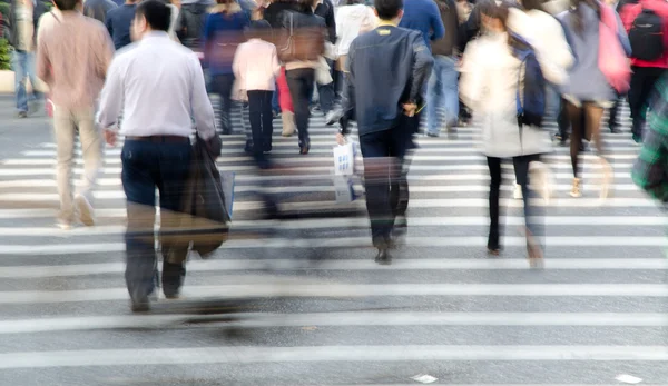 Multitud en la calle de cruce de cebra — Foto de Stock