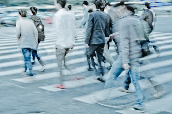 얼룩말 교차점 거리에 군중 — 스톡 사진