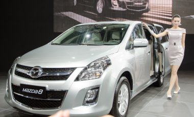 Tanımlanamayan model mazda 8 araba ile