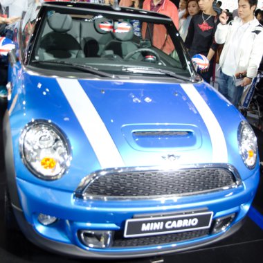 Mini cabrio araba ekranda