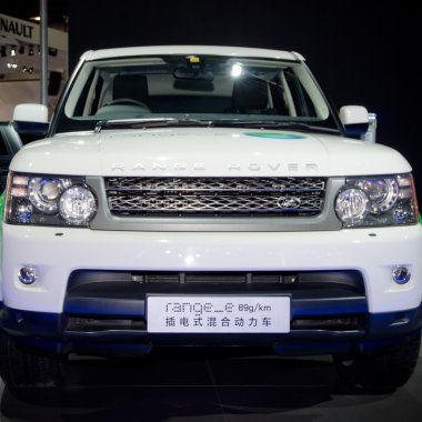 range rover range-e araba ekranda