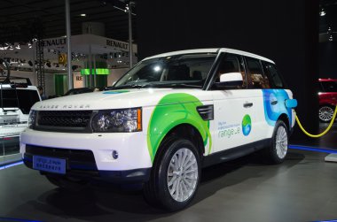 range rover range-e araba ekranda