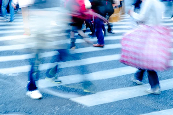 Multidão em zebra cruzando rua — Fotografia de Stock