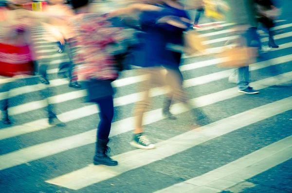 Multitud en la calle de cruce de cebra — Foto de Stock