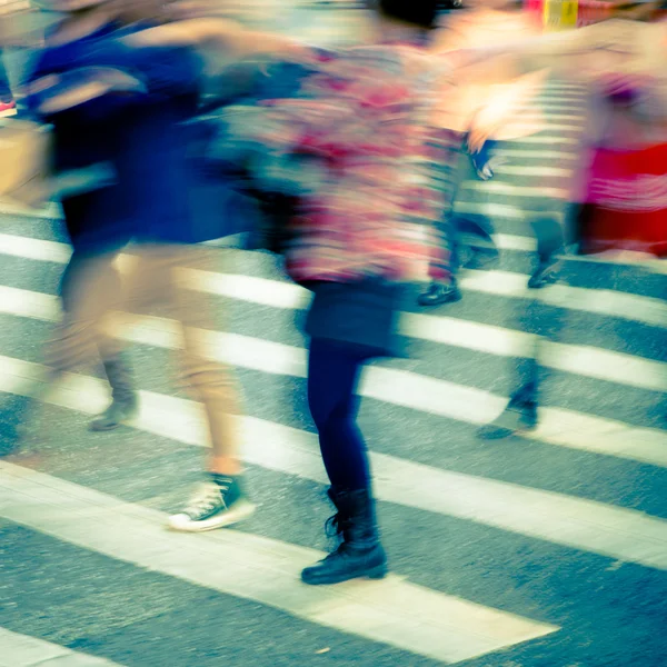 Multitud en la calle de cruce de cebra — Foto de Stock